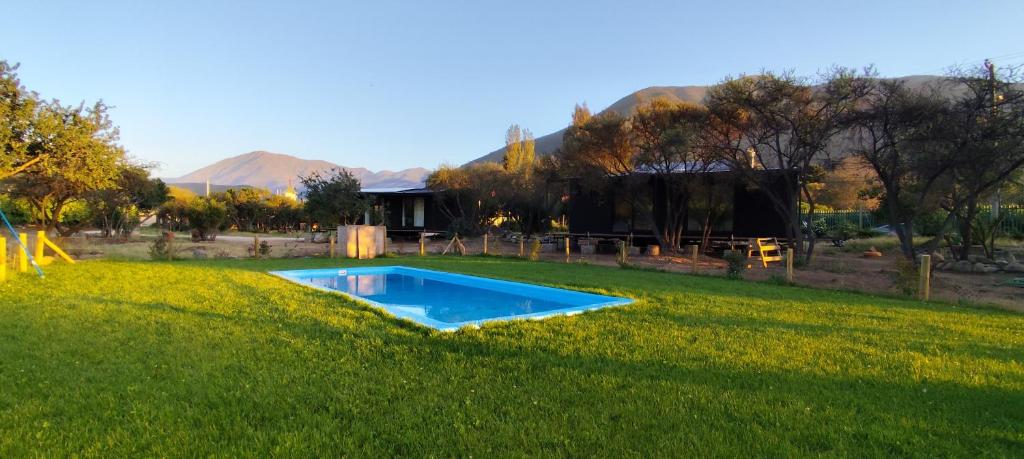 Nespecifikovaný výhled na hory nebo výhled na hory při pohledu z prázdninového domu