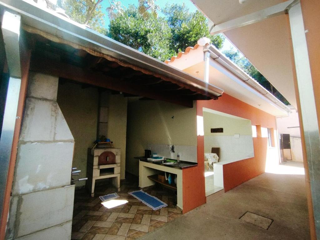 an outdoor kitchen with a stove in a house at Refúgio Estação in Guararema