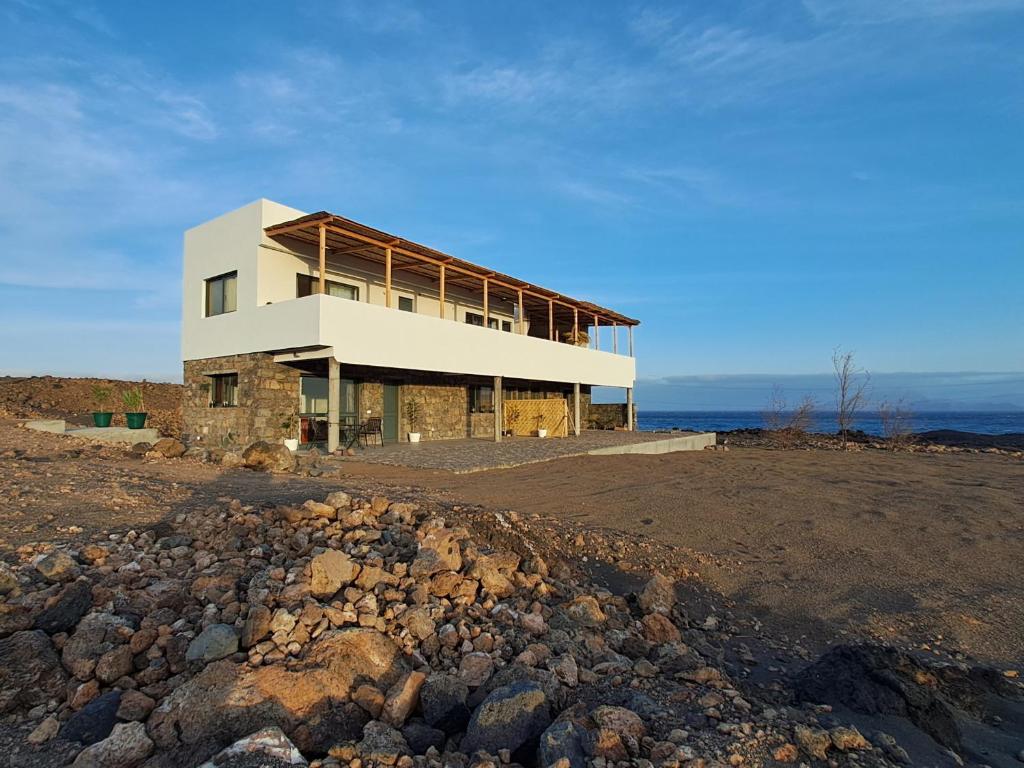 ポルト・ノボにあるKasa surfの岩山の上の建物