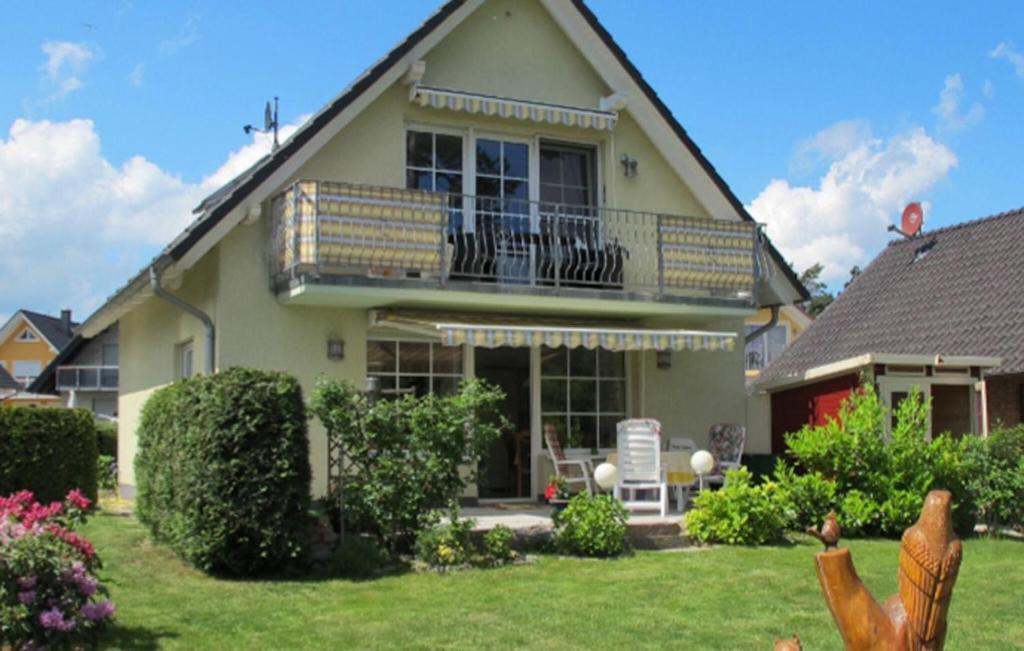 een huis met een balkon en een tuin met een kip bij H7 Eg in Marienfelde