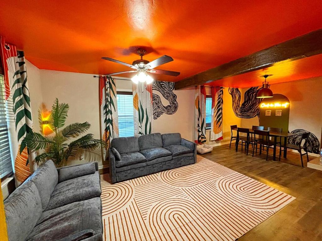 Posezení v ubytování Modern & Vibrant Oasis Minutes from Downtown