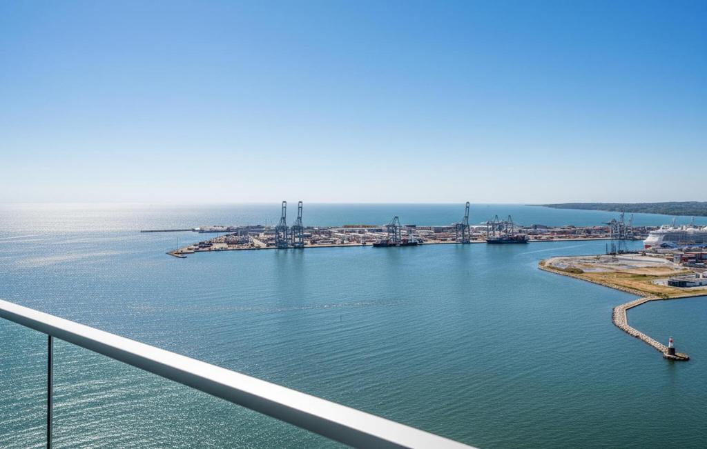 una vista de un puerto desde un puente en 1 Bedroom Cozy Apartment In Aarhus C, en Århus Østbanegård
