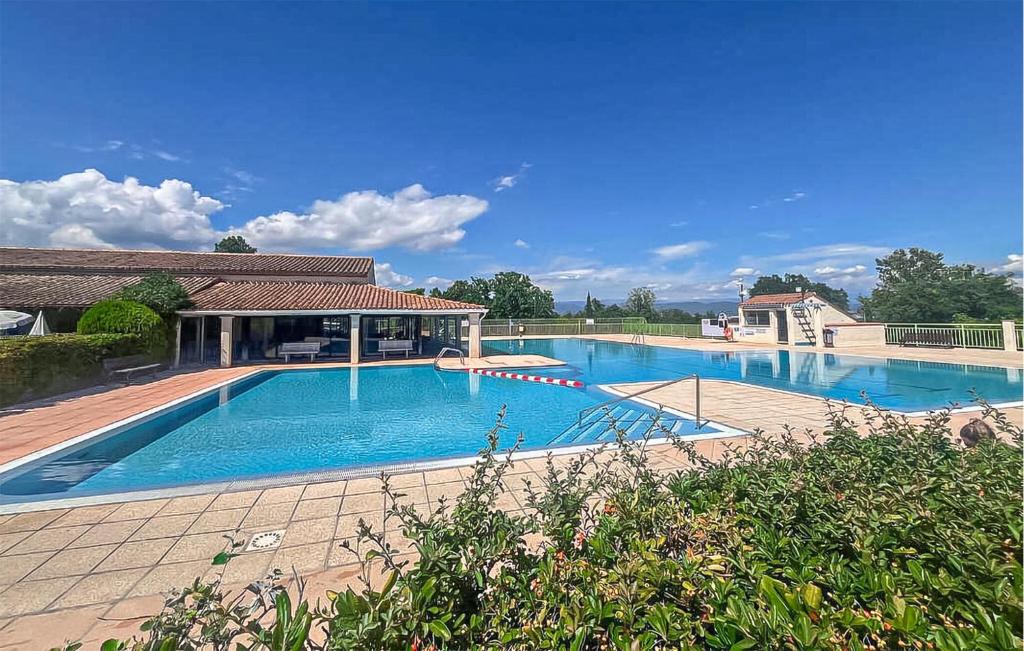 duży basen z pawilonem obok niego w obiekcie Cozy Home In Roquebrune-Sur-Argens With Outdoor Swimming Pool w mieście La Rouviere