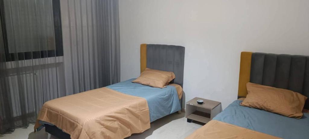 a room with two beds in a room at Fatimides 2 in El Aouina Station