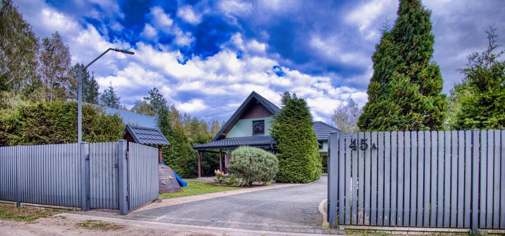 een huis met een hek voor een oprit bij Domki Letniskowe Jerutki in Świętajno