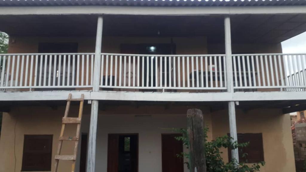 a balcony on a house with a ladder at Maison Popenguine sur Mer in Poponguine