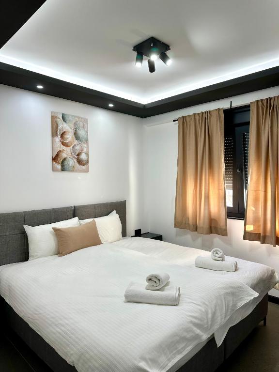 a bedroom with a large bed with two towels on it at Prenoćište Vozač in Jajce