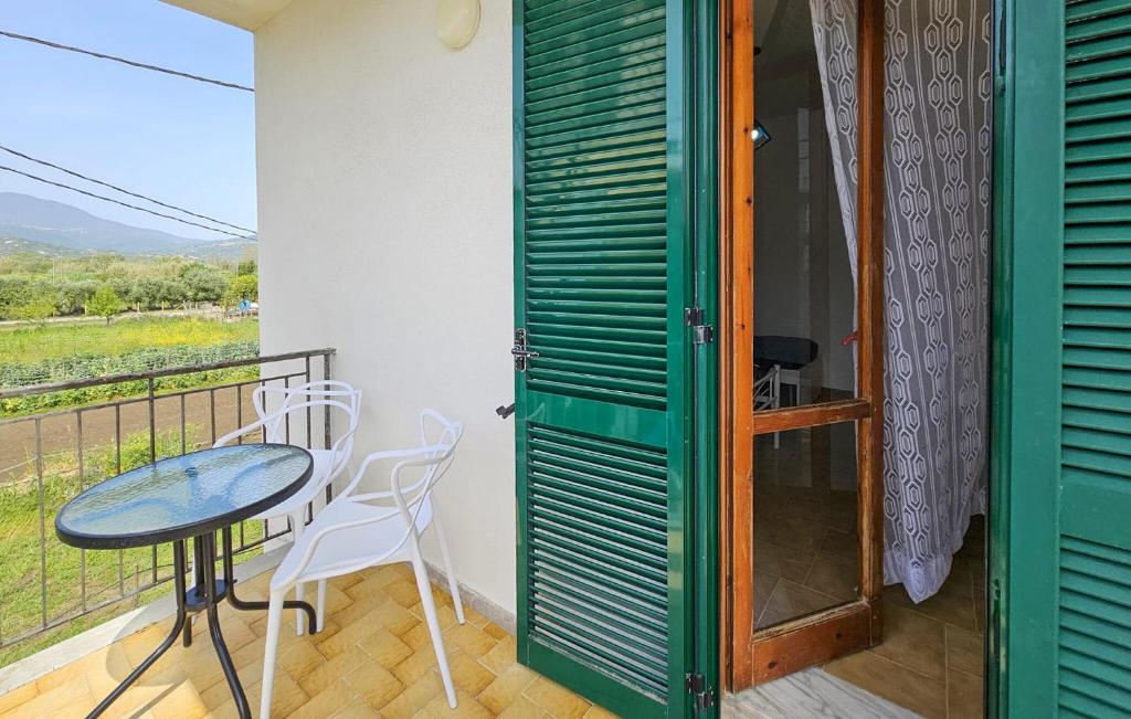 Μπαλκόνι ή βεράντα στο 2 Bedroom Gorgeous Apartment In Casal Velino