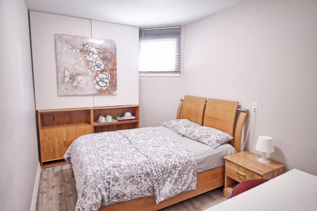 ヴォーンにあるSoho, Comfortable with Free Parking Spot on basementのベッドと壁に絵が飾られた寝室