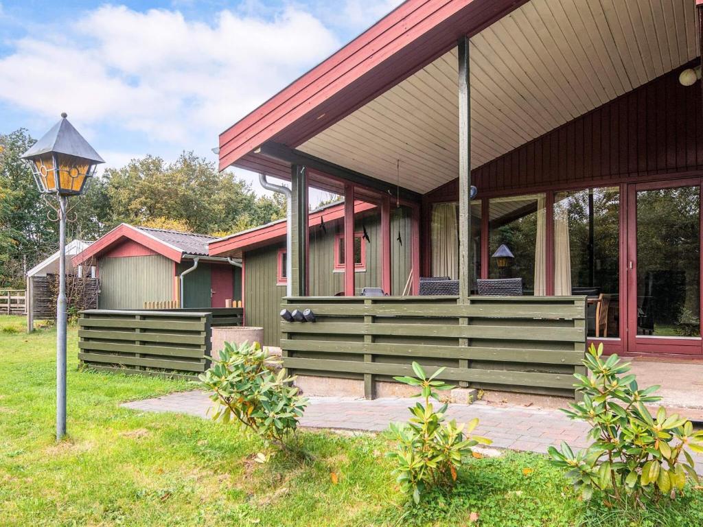 Κήπος έξω από το 6 person holiday home in Toftlund