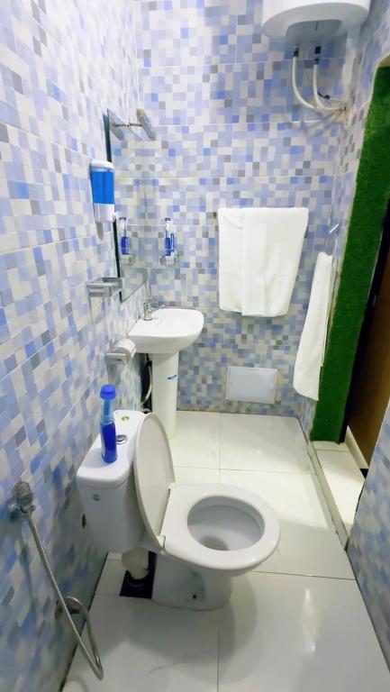 een badkamer met een wit toilet en een wastafel bij Modern Stay in Nouakchott