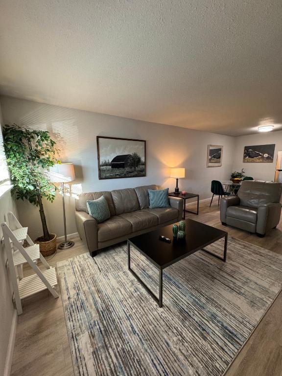 达拉斯1 DT Dallas l FIFA WORLD CUP READY l 5 Min from Downtown的客厅里有一张沙发和一张桌子。