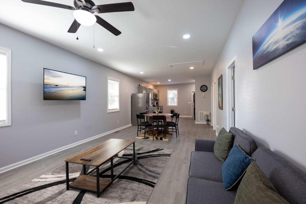 Posezení v ubytování 4 Min to Downtown - 11 to Elon - Washer and Dryer