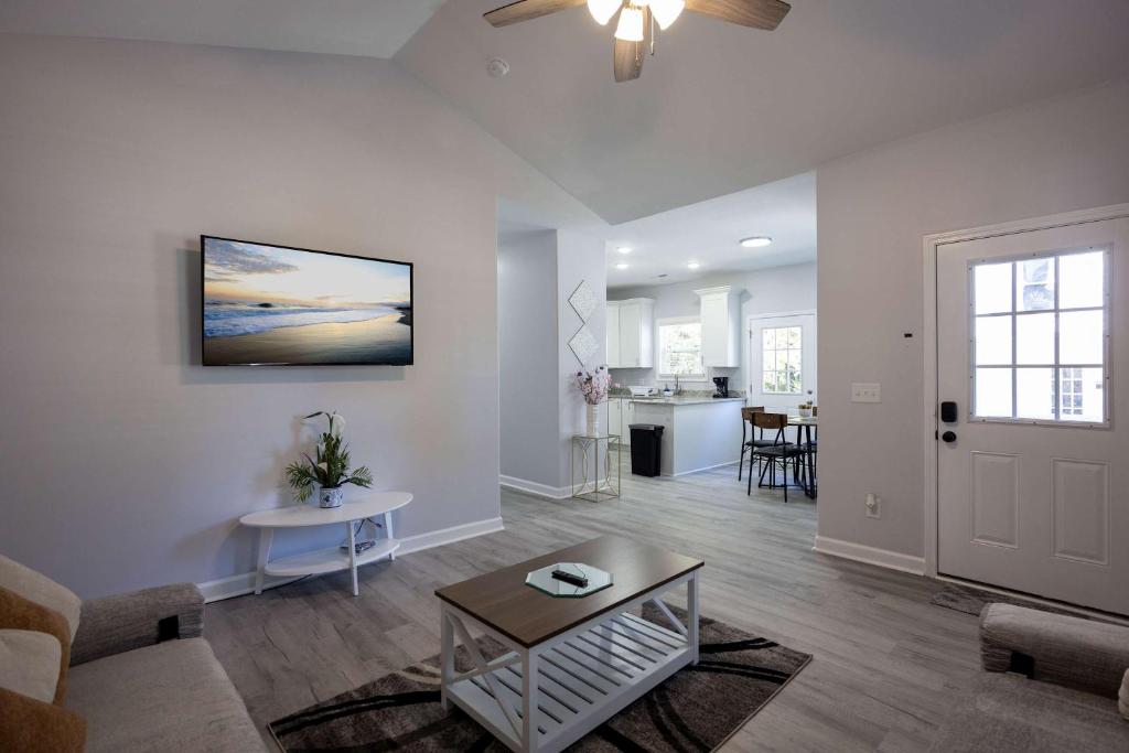 2 Min to Downtown - 9 to Elon - Fast Wi-Fi في برلنغتون: غرفة معيشة مع أريكة وطاولة