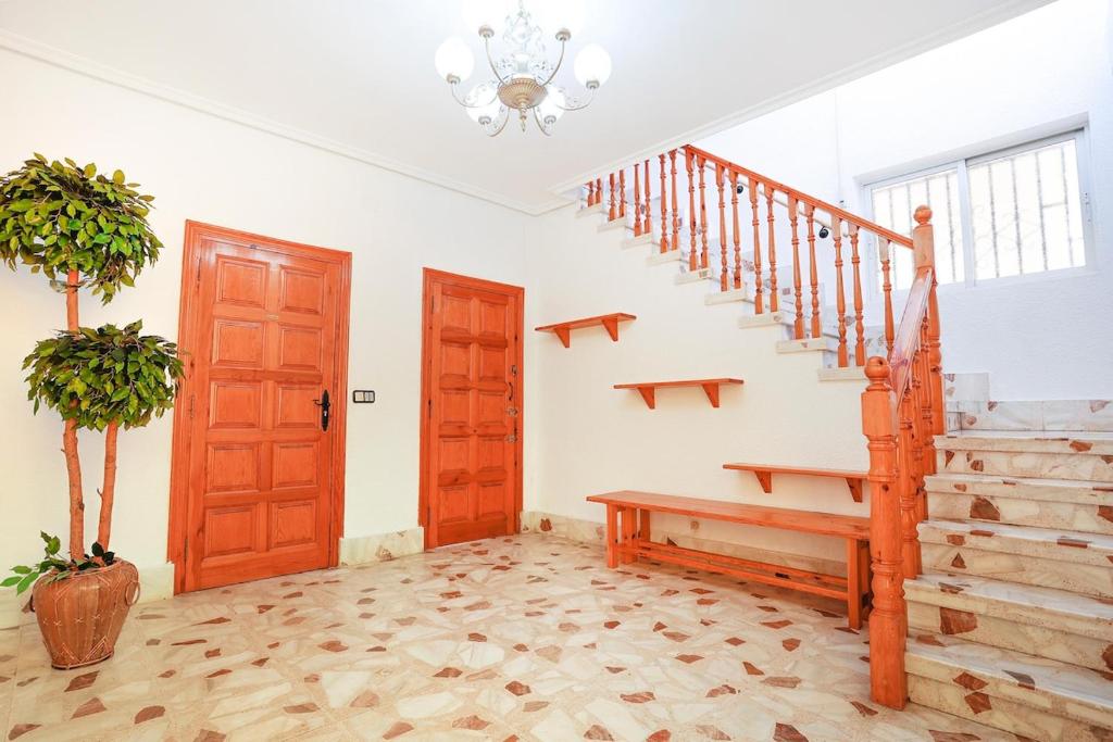 La senda del torio : غرفة بها درج وباب خشبي