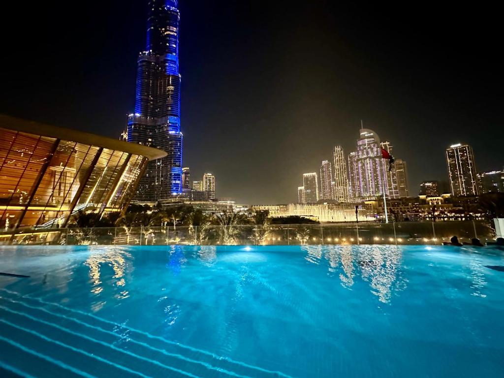 Πισίνα στο ή κοντά στο Grande Signature Burj Khalifa view 4 Min walk Dubai Mall Infinity Pool with Fountain View Free parking By The Meridian