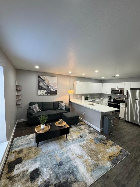 达拉斯3 DT Dallas l FIFA WORLD CUP READY l 5 Min from Downtown的客厅里有一张沙发和一个厨房