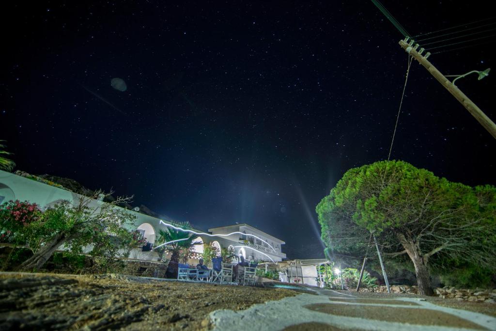 a house at night with a starry sky at Ios Plage in Mylopotas