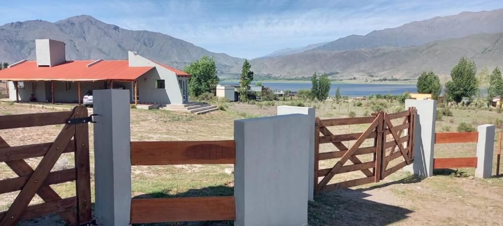 una recinzione davanti a una casa con una recinzione sidx sidx sidx di Cielo a Tafí del Valle