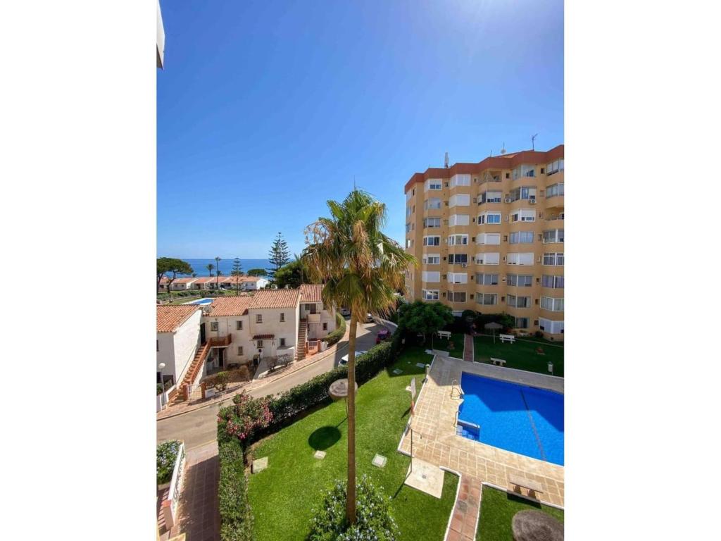 un apartamento con piscina y un edificio en Apartment with Sea Views in Mijas Costa, en Mijas Costa