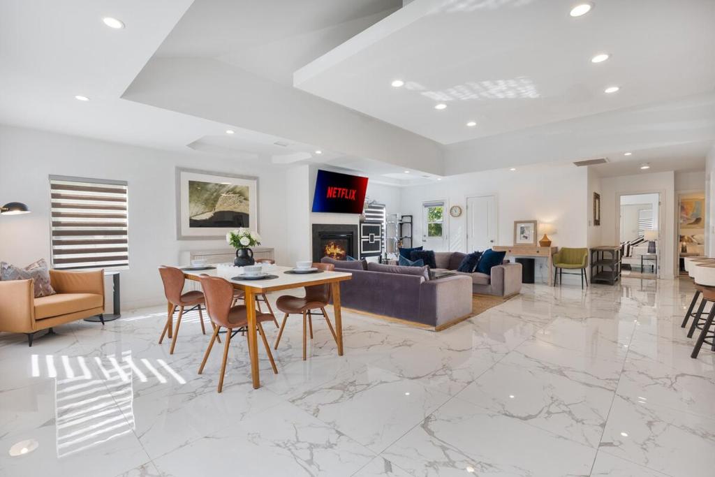 een woonkamer met een tafel en een bank bij Minimalist Modern 3Bed 3Bath House near the Rose Bowl in Pasadena in Pasadena