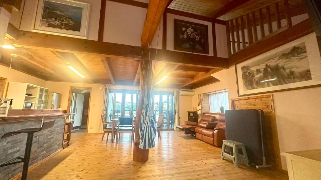 a living room with a couch and a television at オシドリ in Shirahama