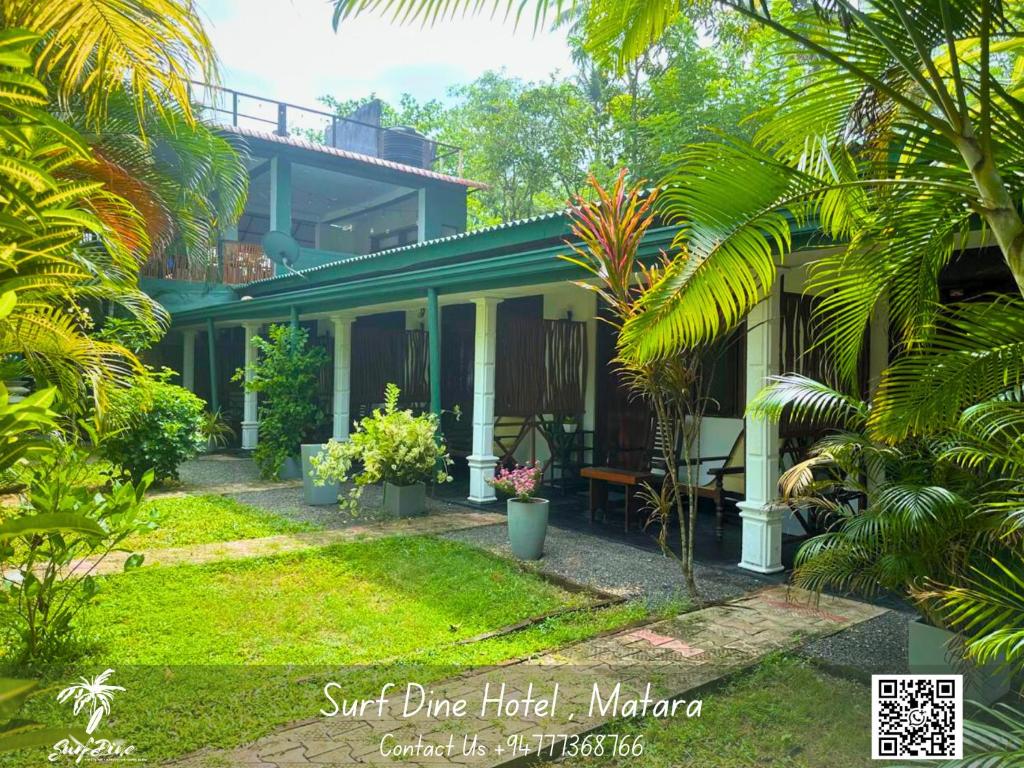 una casa con un jardín delante de ella en Surf Dine, en Matara