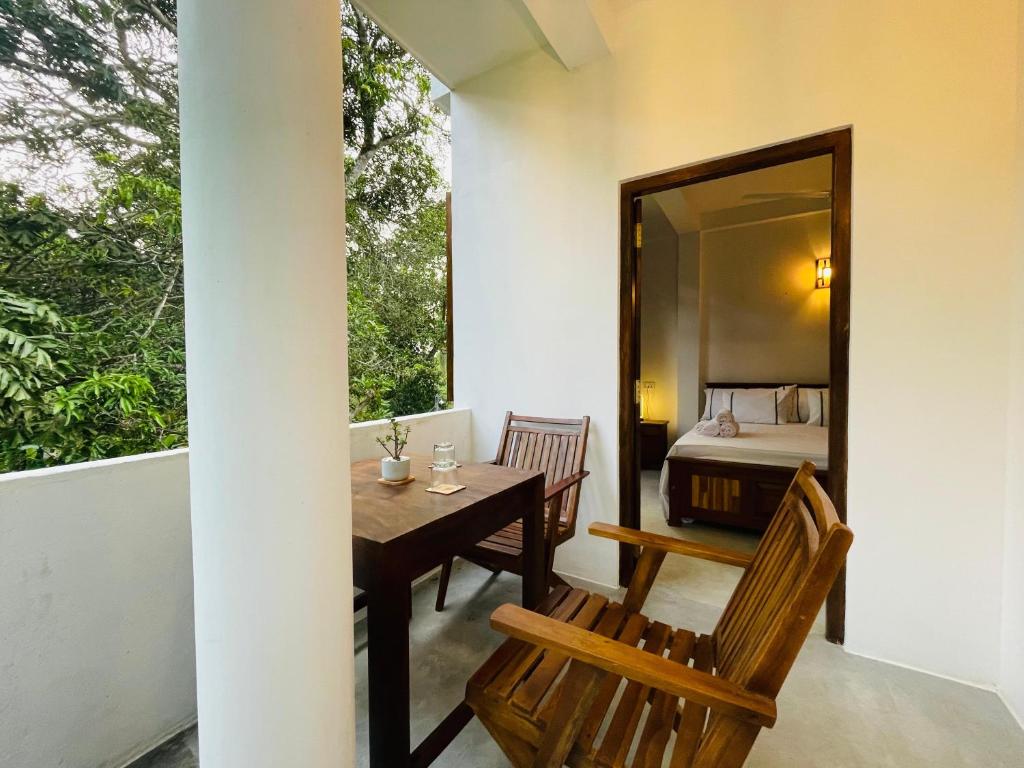 ゴールにあるTropicana Terraceのテーブル、鏡、ベッド1台が備わる客室です。