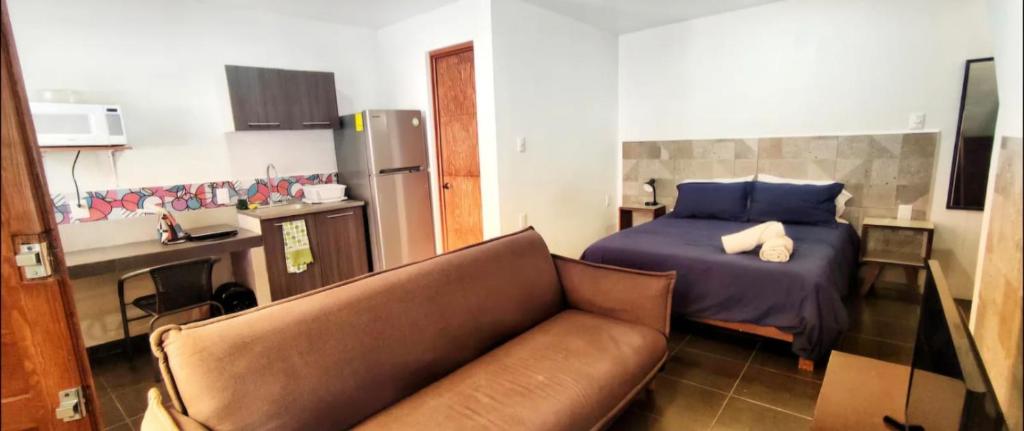 a living room with a couch and a bed at Lofts de Mexiamora in Guanajuato