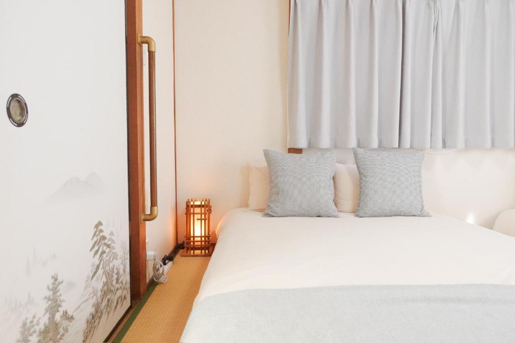 White Sakura Three Floor Japanese Entire House for 9 3 Toilets 2 Baths Family Friendly Direct to Airport Namba and Dotonbori