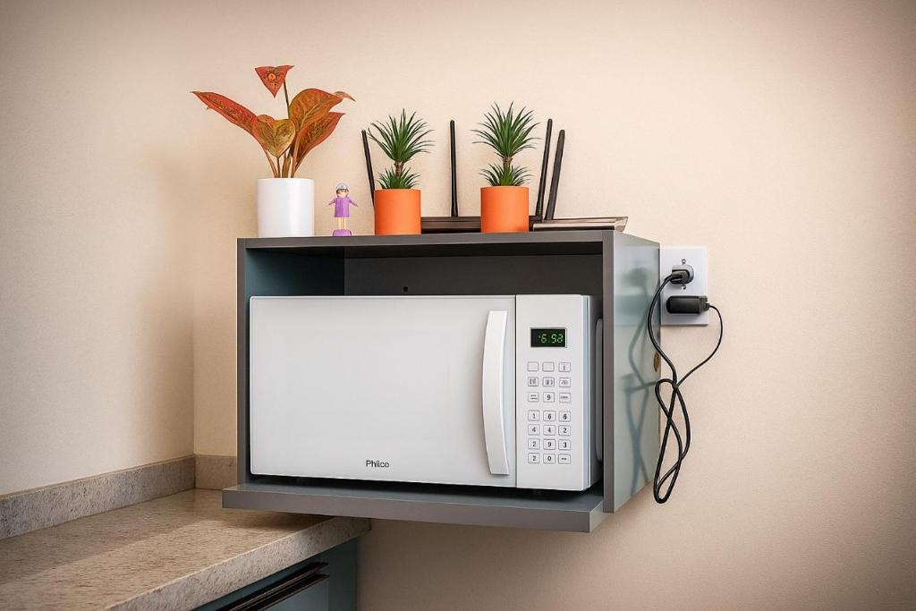 蓬塔波朗Pousada do Andrade的墙上有一个带搁板的微波炉，搁板上摆放着植物。