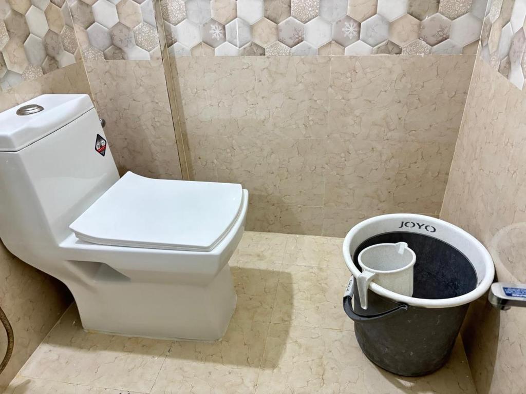 Koupelna v ubytování Relaxing 1bhk near metro