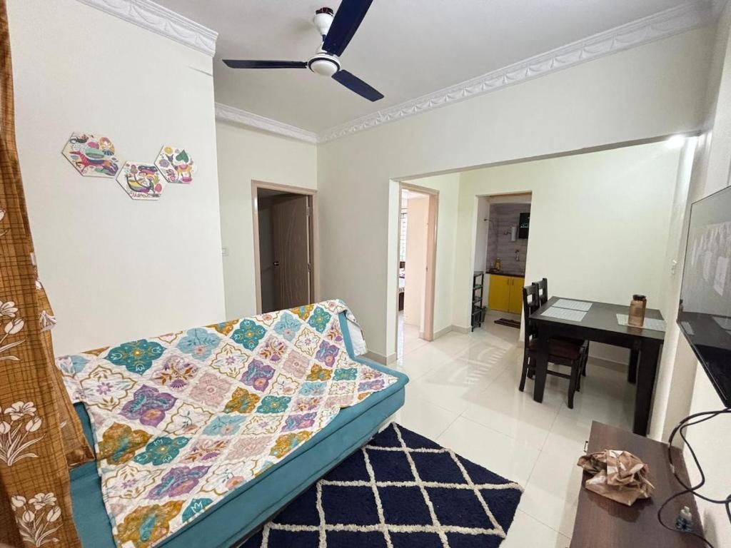 een woonkamer met een bank en een tafel bij Ideal 2BHK for Families & Work Trips in Bangalore