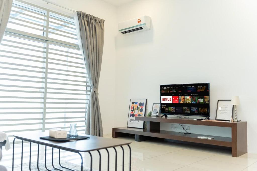 TV a/nebo společenská místnost v ubytování Bright & Airy Double-Storey Retreat 4BR