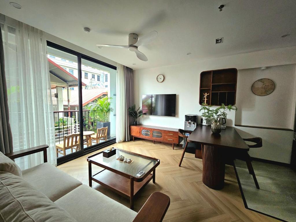 una sala de estar con un sofá y una mesa en Wins Residences Hanoi, en Hanói