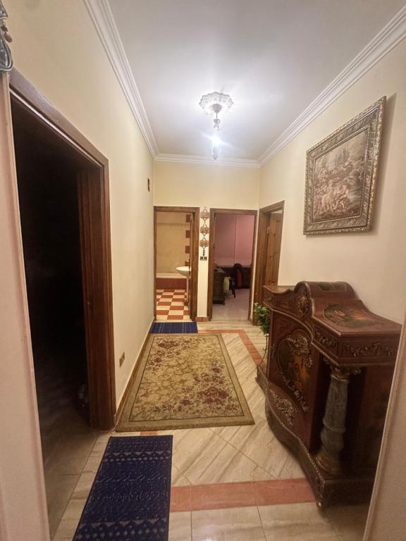 einen Flur eines Hauses mit Tür und Zimmer in der Unterkunft Compound high town home for rent in Madinaty