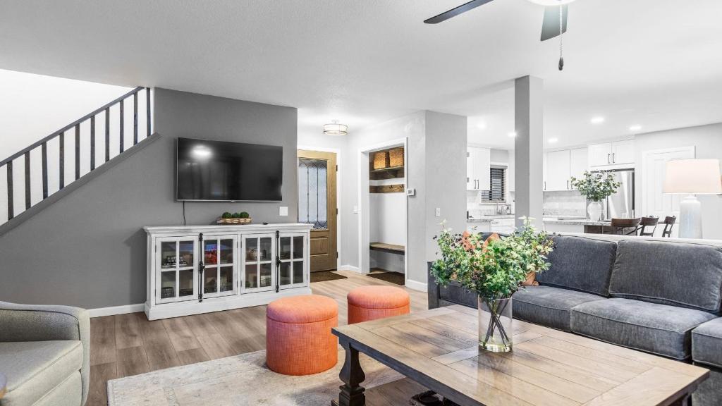 ein Wohnzimmer mit Sofa und Tisch in der Unterkunft 5BDR Stay w Fireplace Game room Family-Friendly Amenities Arrowhead Chalet by AvantStay in Blue Jay