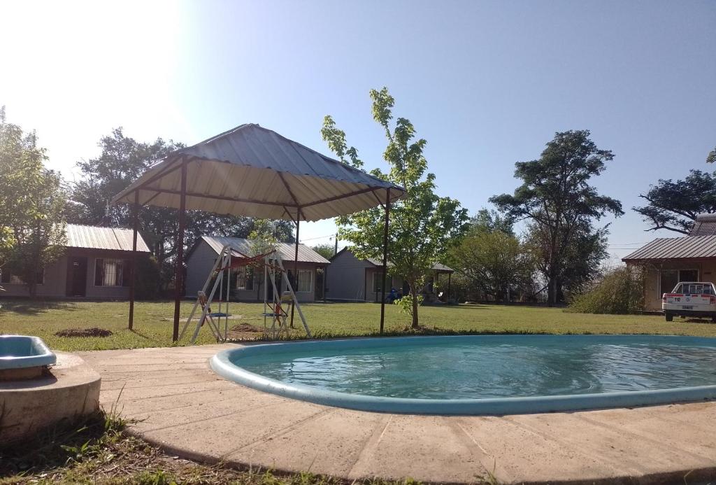 Bazén v ubytování Cabañas Tía Moca nebo v jeho okolí