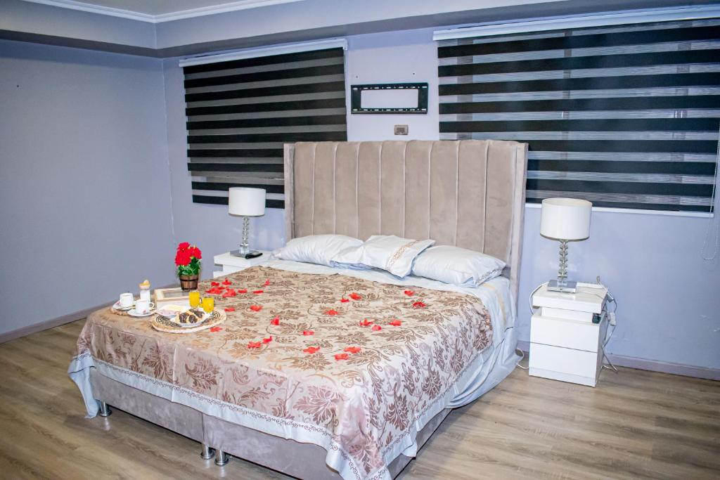 a bedroom with a bed with flowers on it at Spa la casona de pirque in Pirque