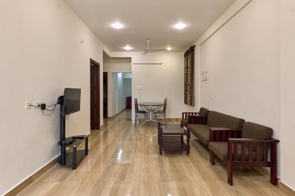 Μια τηλεόραση ή/και κέντρο ψυχαγωγίας στο Immanuel Homestay, Kalathipady, Kottayam, Flat B