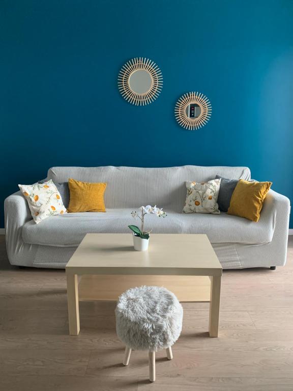 ラ・クールヌーヴにあるLogement La courneuve-Aubervilliers RerBのソファとコーヒーテーブルのあるリビングルーム