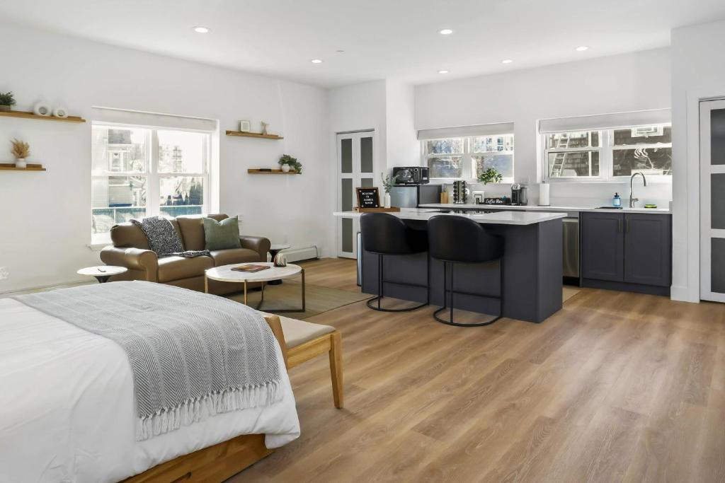 a kitchen and living room with a bed and a kitchen and a living room at Harbor Haven, Apt #1 - Studio in Stamford