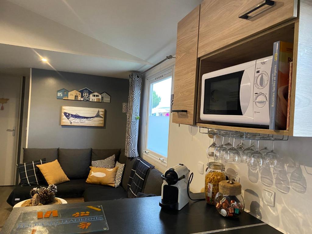 Kuchyň nebo kuchyňský kout v ubytování CANET Mobil Home "La Sardine"