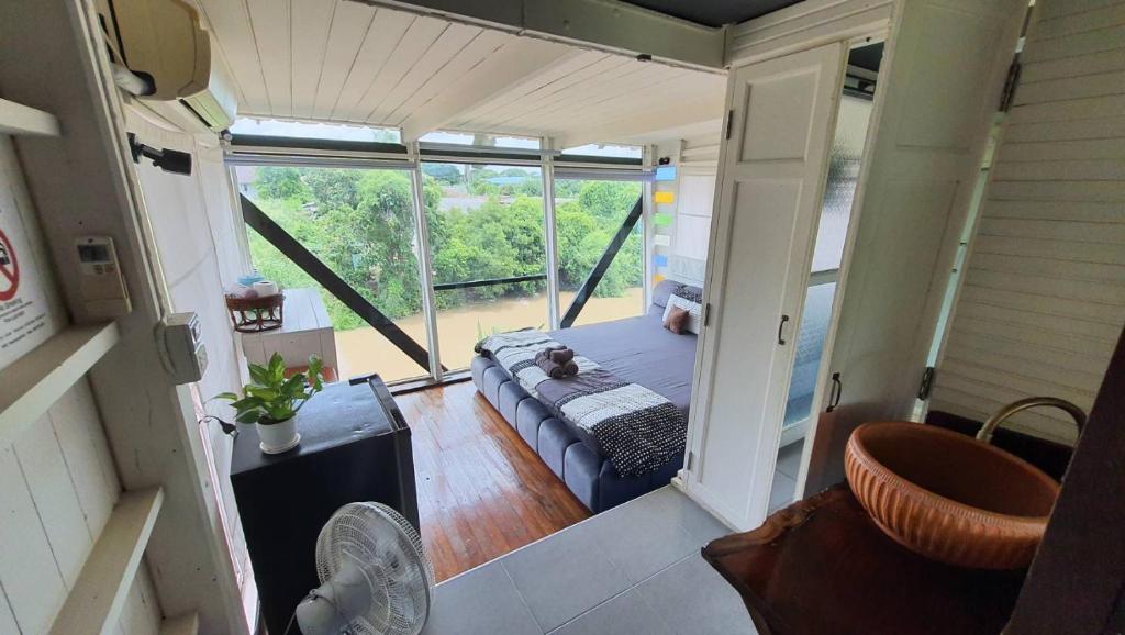 una habitación con sofá en una casa pequeña en Bigcountry Tour Stay Ayutthaya, en Phra Nakhon Si Ayutthaya