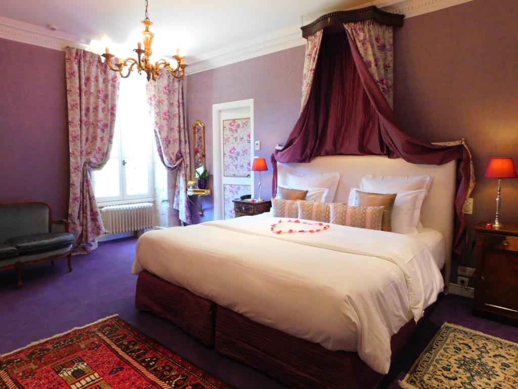 - une chambre avec un grand lit à baldaquin dans l'établissement Château de l'Abbaye - Teritoria, à Moreilles