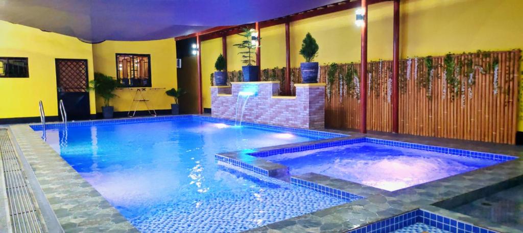 Bazén v ubytování Lolo's Staycation nebo v jeho okolí