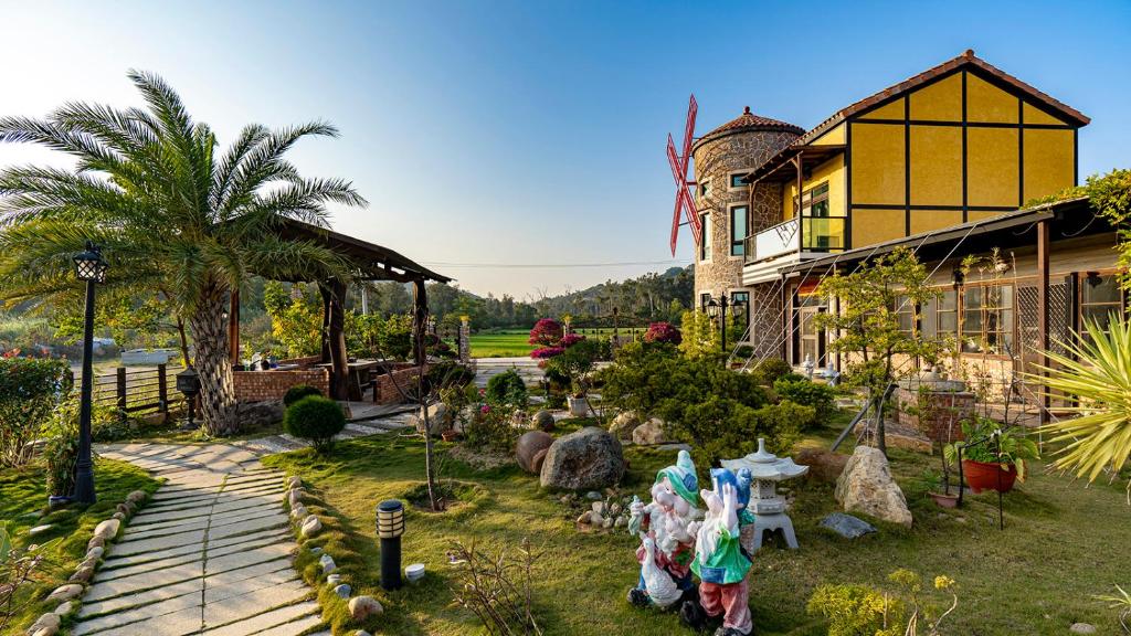 金湖鎮にある王老爺花園民宿の庭のある家