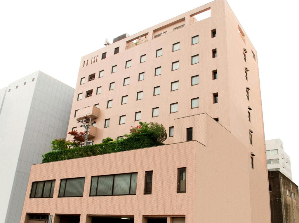 um edifício com uma planta em cima dele em Kochi Sunrise Hotel em Kochi