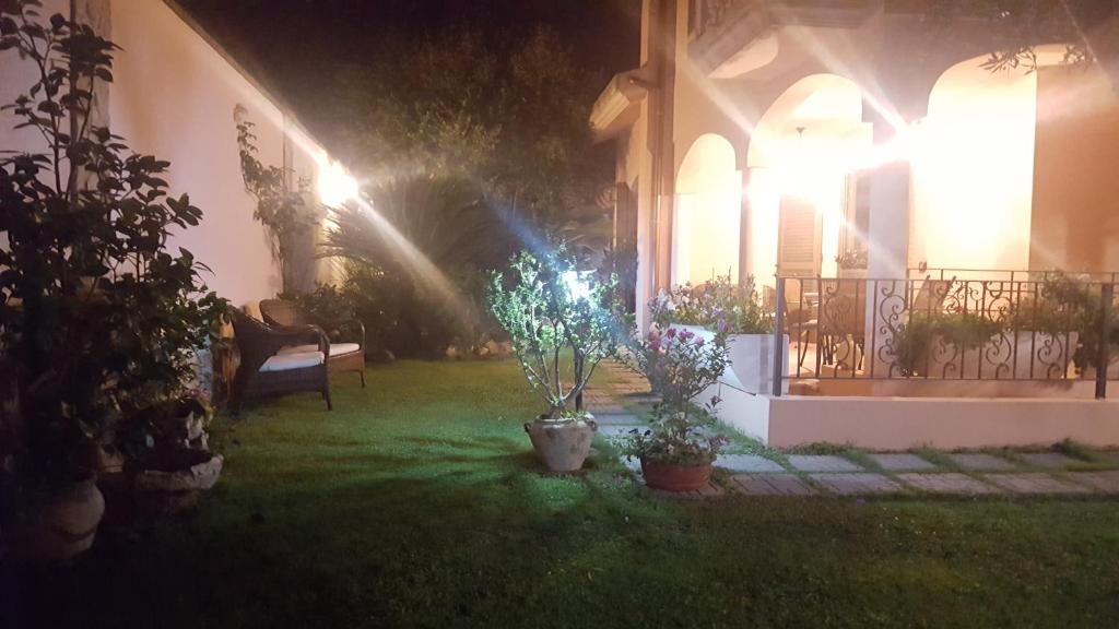 ein Haus mit einem Garten in der Nacht mit Lichtern in der Unterkunft Keira B&B in Quartucciu