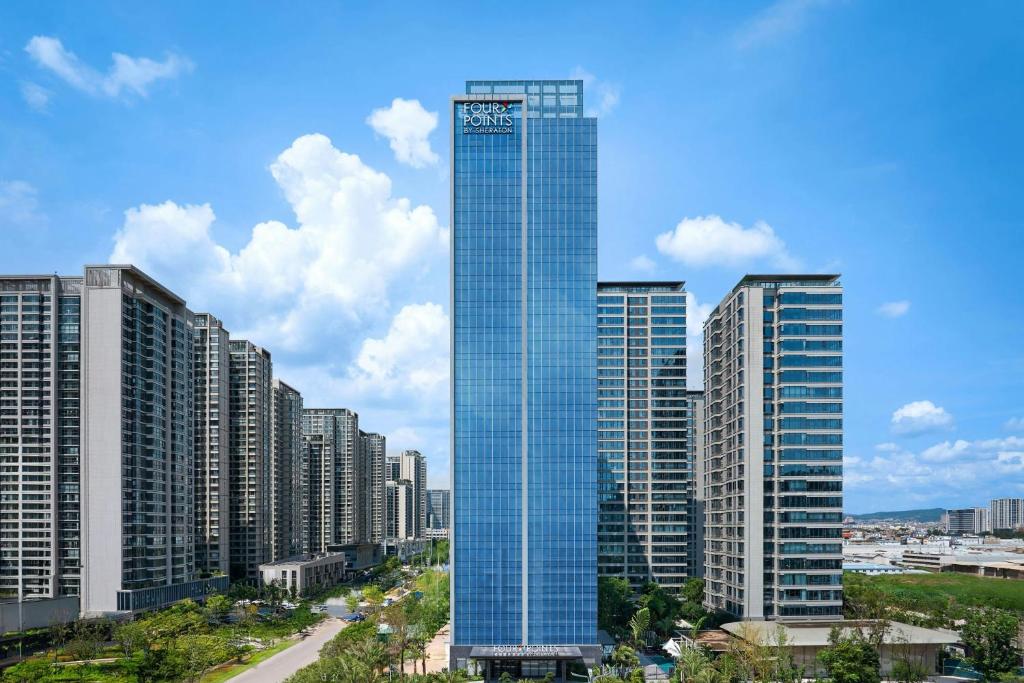 un edificio alto azul en medio de una ciudad en Four Points by Sheraton Kunming Guandu, en Kunming